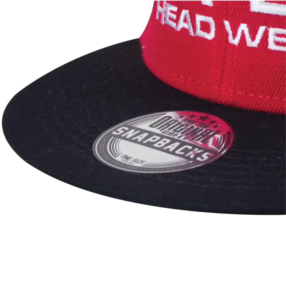 Retro Snapback lippis omalla logolla, lähikuva lipasta.