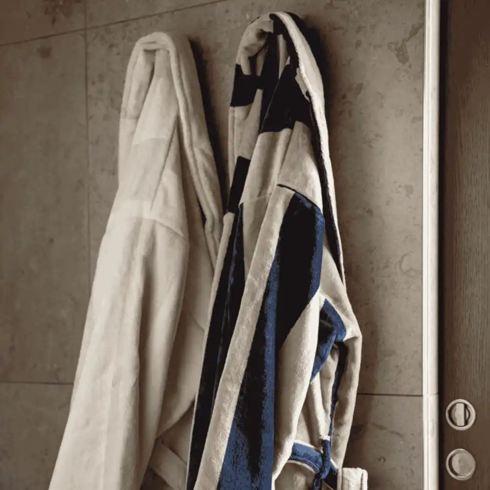 Kaksi eriväristä Kosta Linnewäfveri velour-kylpytakkia ripustettuna pesuhuoneen naulakkoon – hemmotteleva lahjaidea