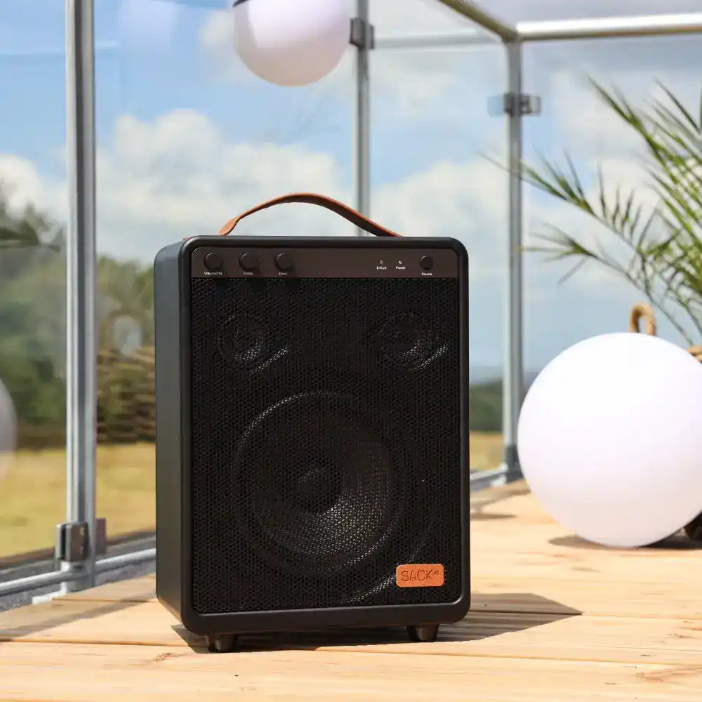 Kannettava SACKit Boom 150 -ulkokaiutin kesäjuhlissa – täydellinen kesälahja yritykseltä