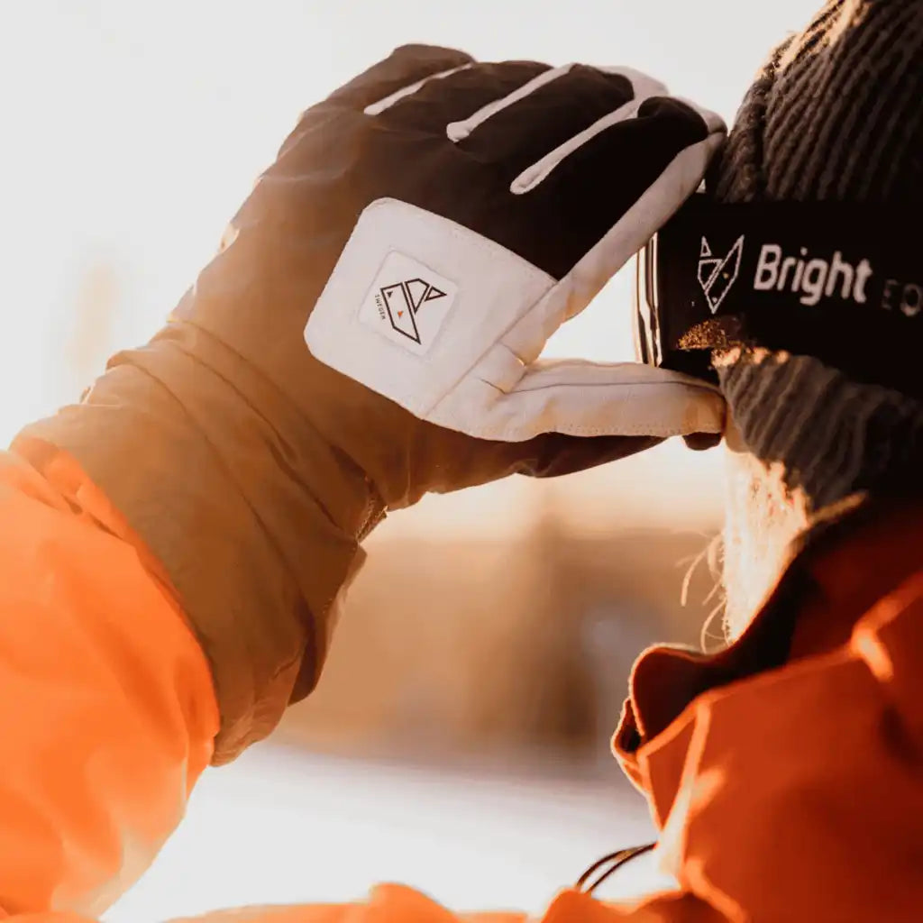 Valko-mustat Bright Glove No:1 -sormikkaat käytössä laskettelurinteessä – lämmin henkilöstölahja