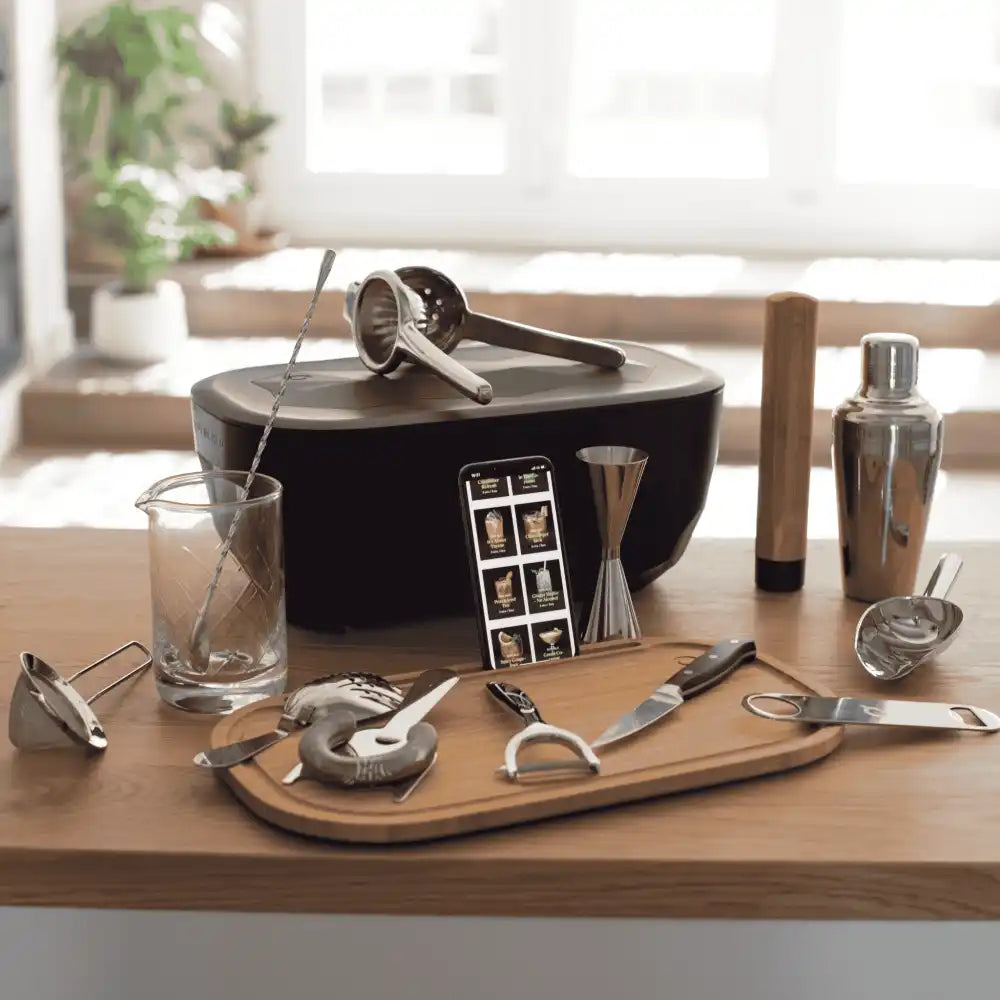 Cocktail Club -setti tyylikkäästi aseteltuna tammiselle keittiönpöydälle