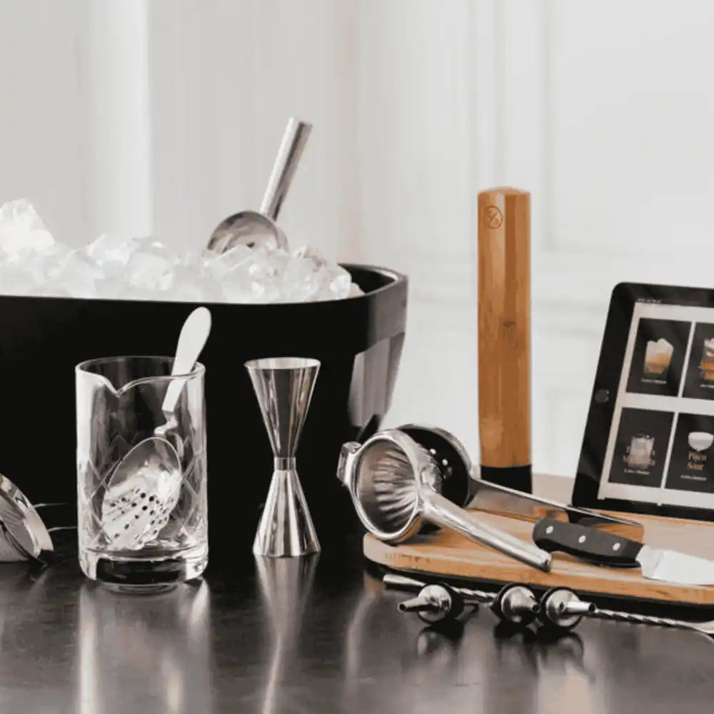 Cocktail Club -setti modernilla kivipöydällä valmiina drinkkien tekoon