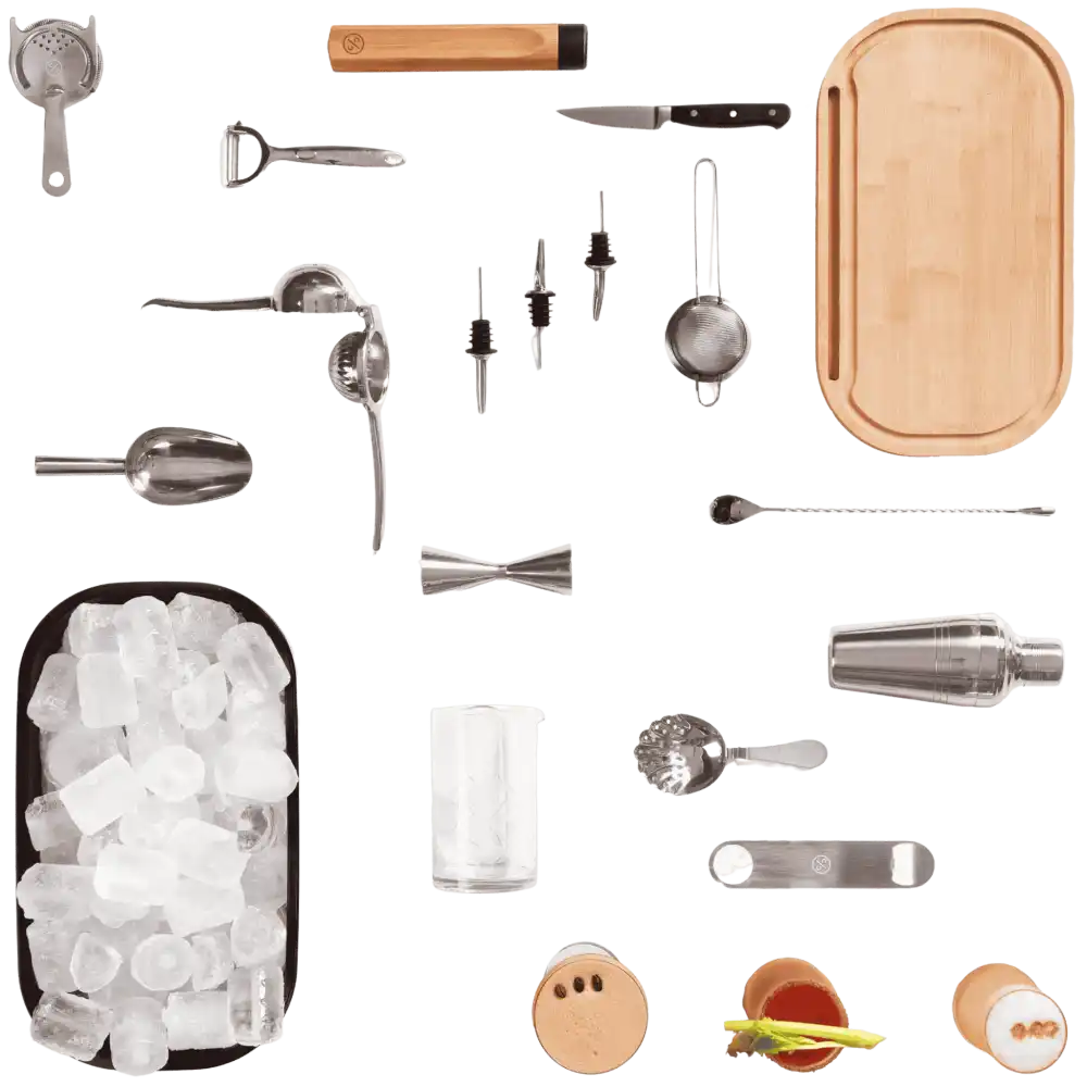 Kaikki Cocktail Club -setin 17 osaa (shaker, mitta, siivilät ym.) ylhäältä kuvattuna
