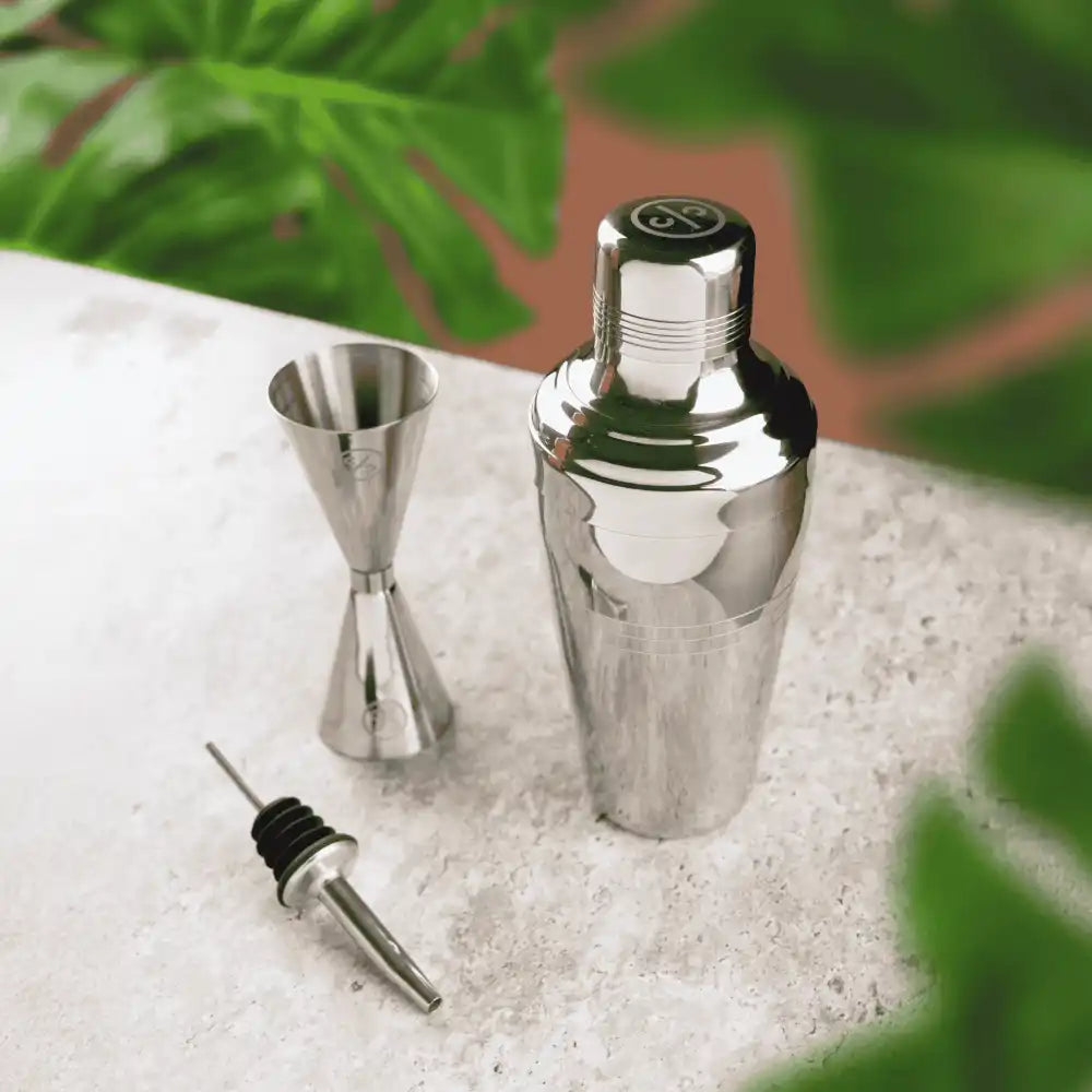 Cocktail Club minisetti käytössä drinkin valmistuksessa kivipöydällä