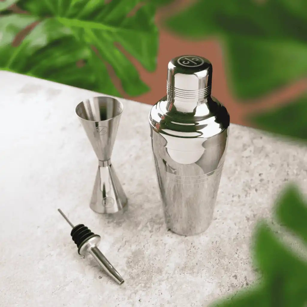 Cocktail Club minisetti käytössä drinkin valmistuksessa kivipöydällä