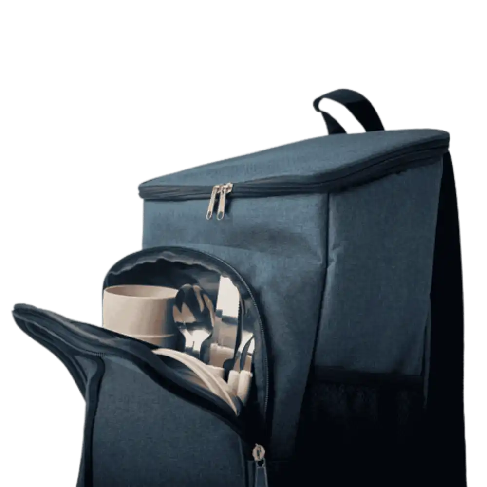 LÀhikuva MONTECOOL-kylmÀlaukun etutaskusta, jossa ruokailuvÀlineet ovat siististi pakattuna