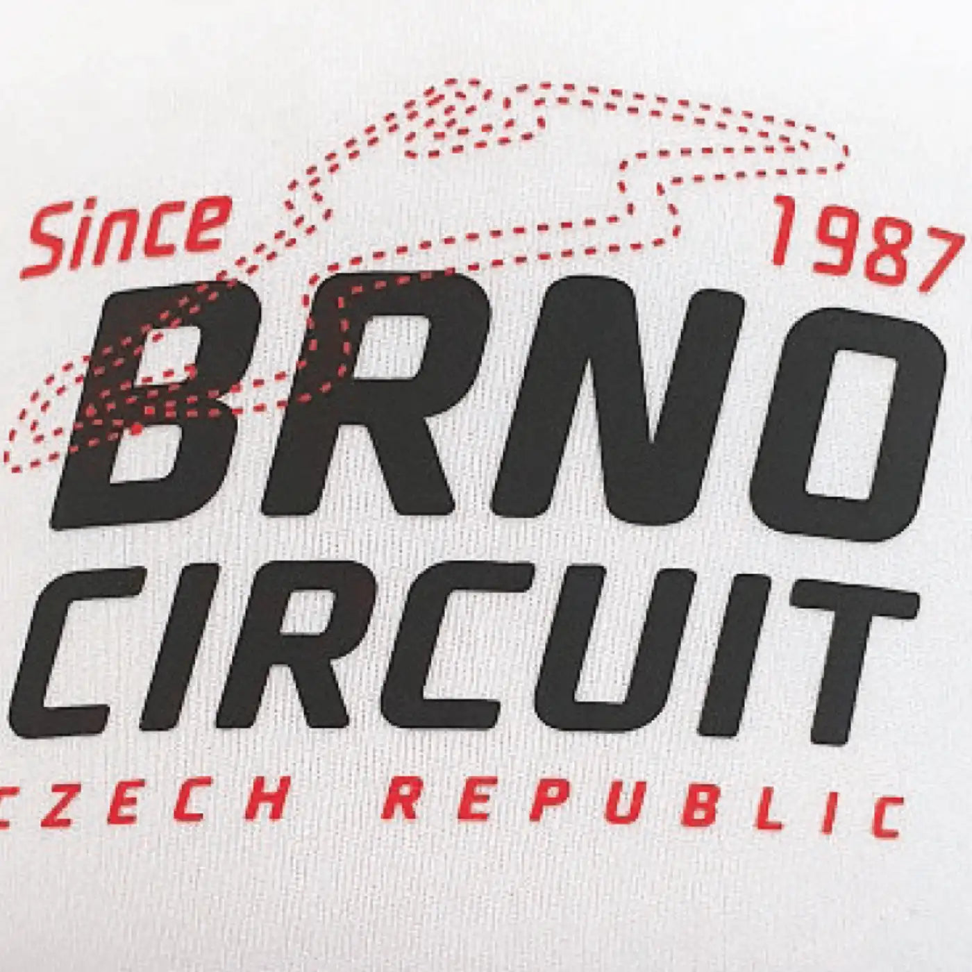 DTF-painatus lippikseen – musta painatus pohjalla ja punaiset yksityiskohdat päällä (lippis omalla logolla)