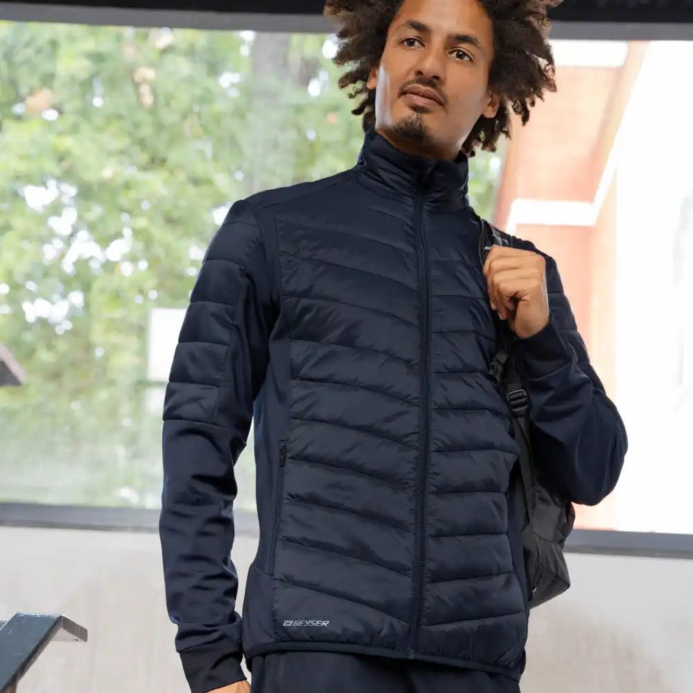 GEYSER Hybrid Jacket miehen päällä – yritystakki omalla logolla