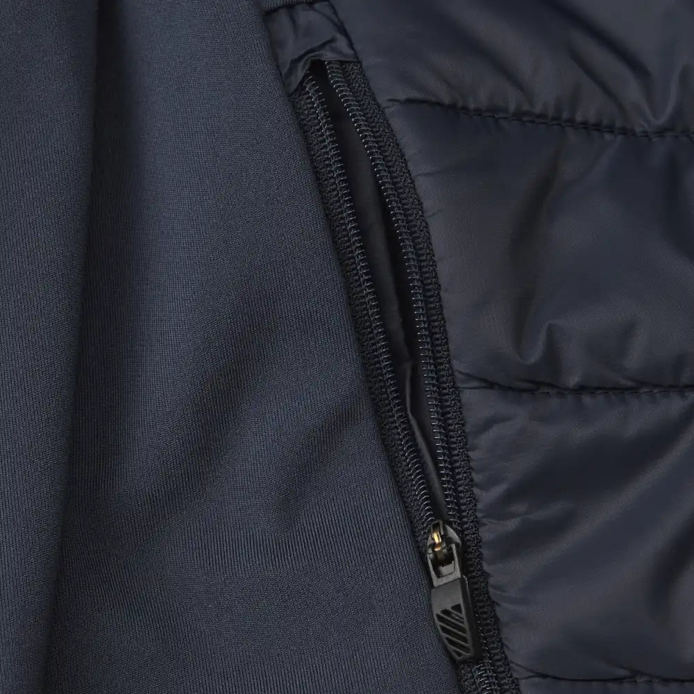 GEYSER Hybrid Jacket omalla logolla – lähikuva taskusta ja YKK-vetoketjusta