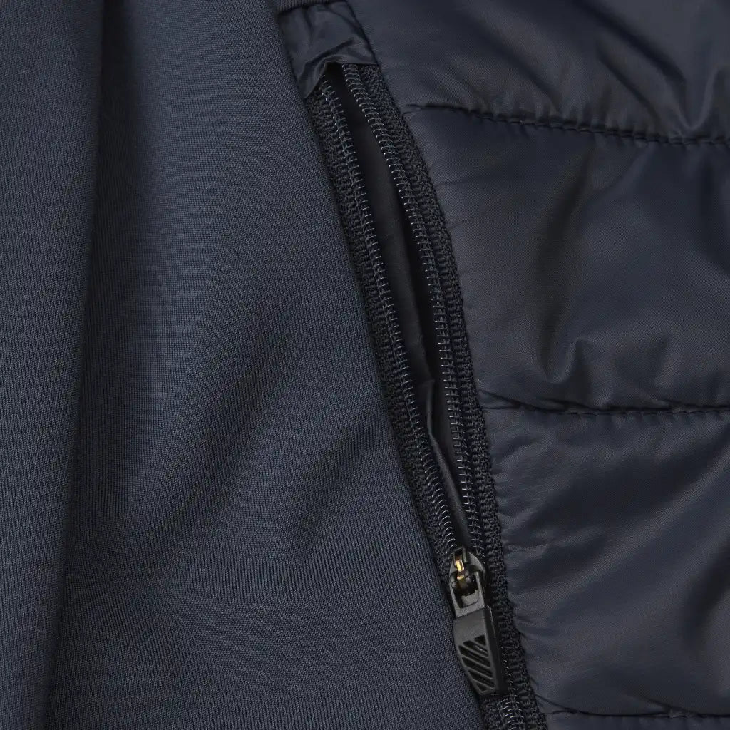 GEYSER Hybrid Jacket omalla logolla – lähikuva taskusta ja YKK-vetoketjusta