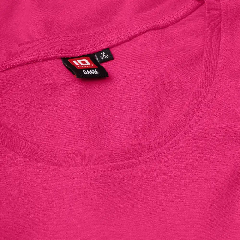 Pinkki naisten Interlock T-paita ID® 0508 lähikuva kauluksesta ja ompeleista – vahvistettu resori ja siistit saumat