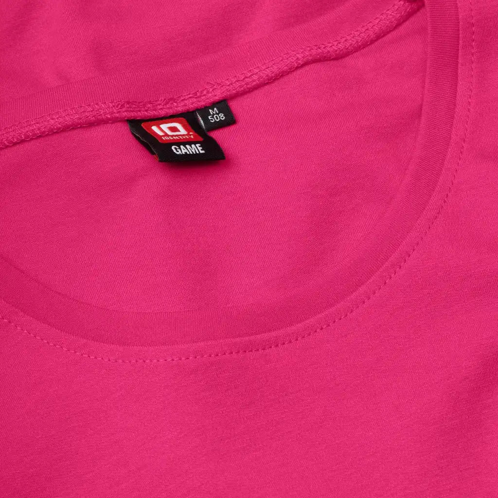 Pinkki naisten Interlock T-paita ID® 0508 lähikuva kauluksesta ja ompeleista – vahvistettu resori ja siistit saumat