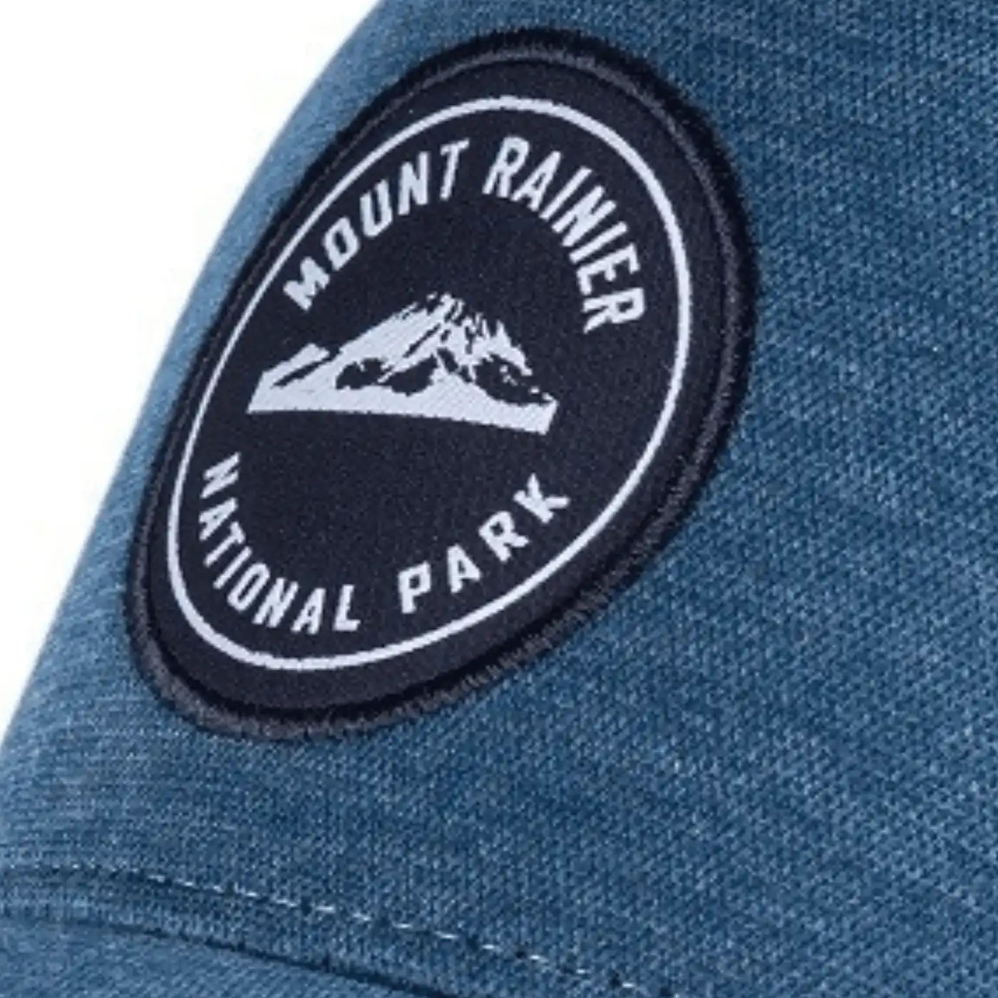 Kudottu kangasmerkki omalla logolla – ommeltu lippikseen