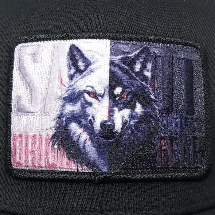 Painettu kangasmerkki – monivärinen printtijälki lippiksessä