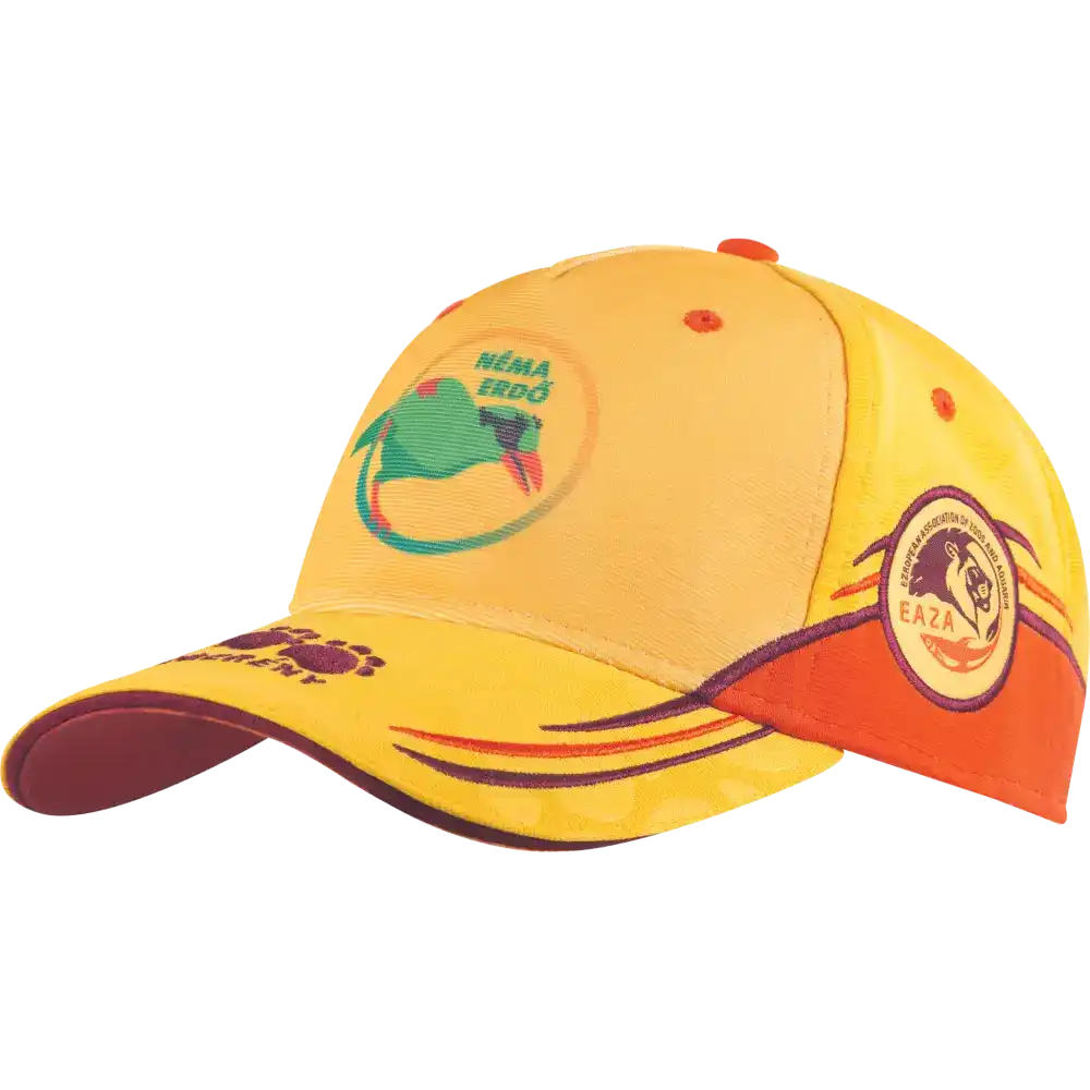 Esimerkki: Kustomoitu lippalakki kudotulla merkillä (Woven badge), printillä ja 2D-brodeerauksella