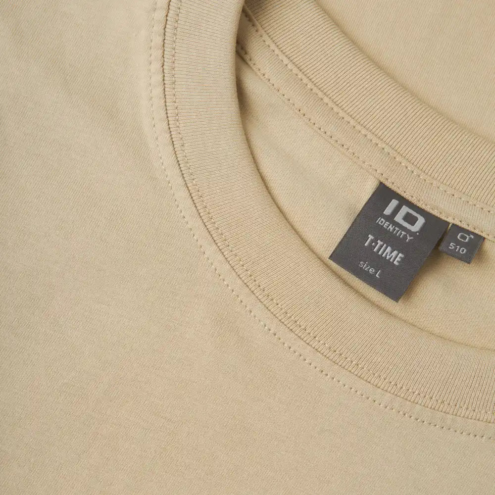 ID® T-TIME® T-shirt 0510 Putty – Lähikuva laadukaasta miesten t-paidasta omalla logolla yrityksille