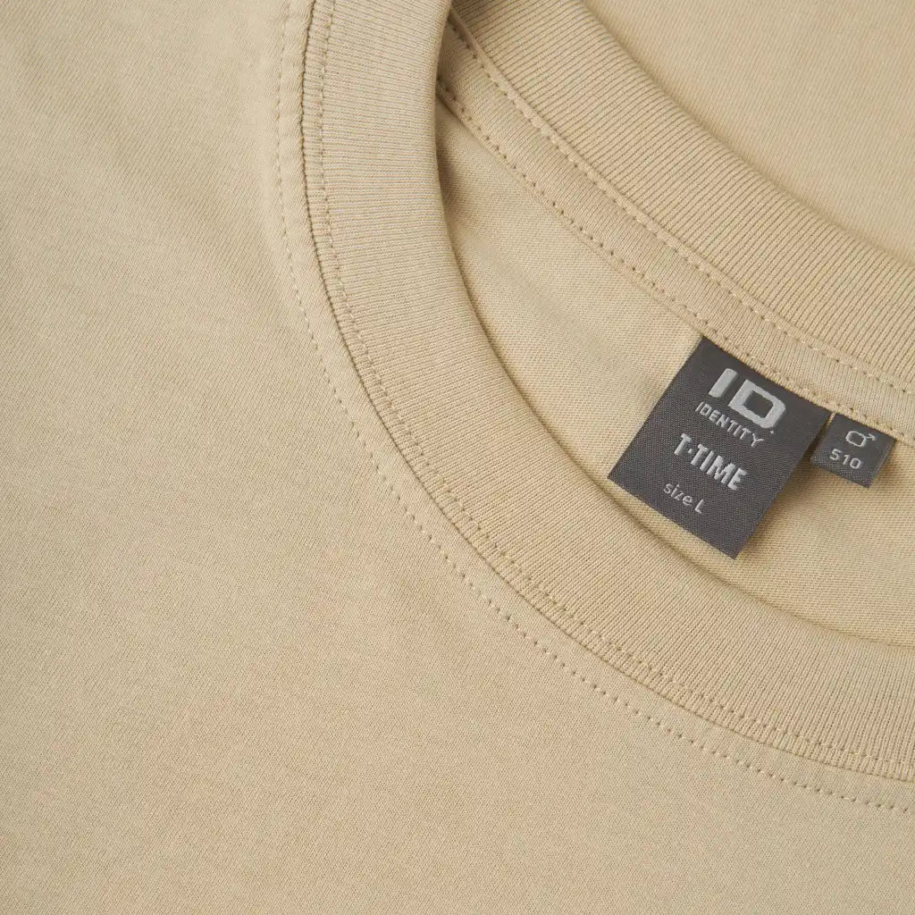 ID® T-TIME® T-shirt 0510 Putty – Lähikuva laadukaasta miesten t-paidasta omalla logolla yrityksille