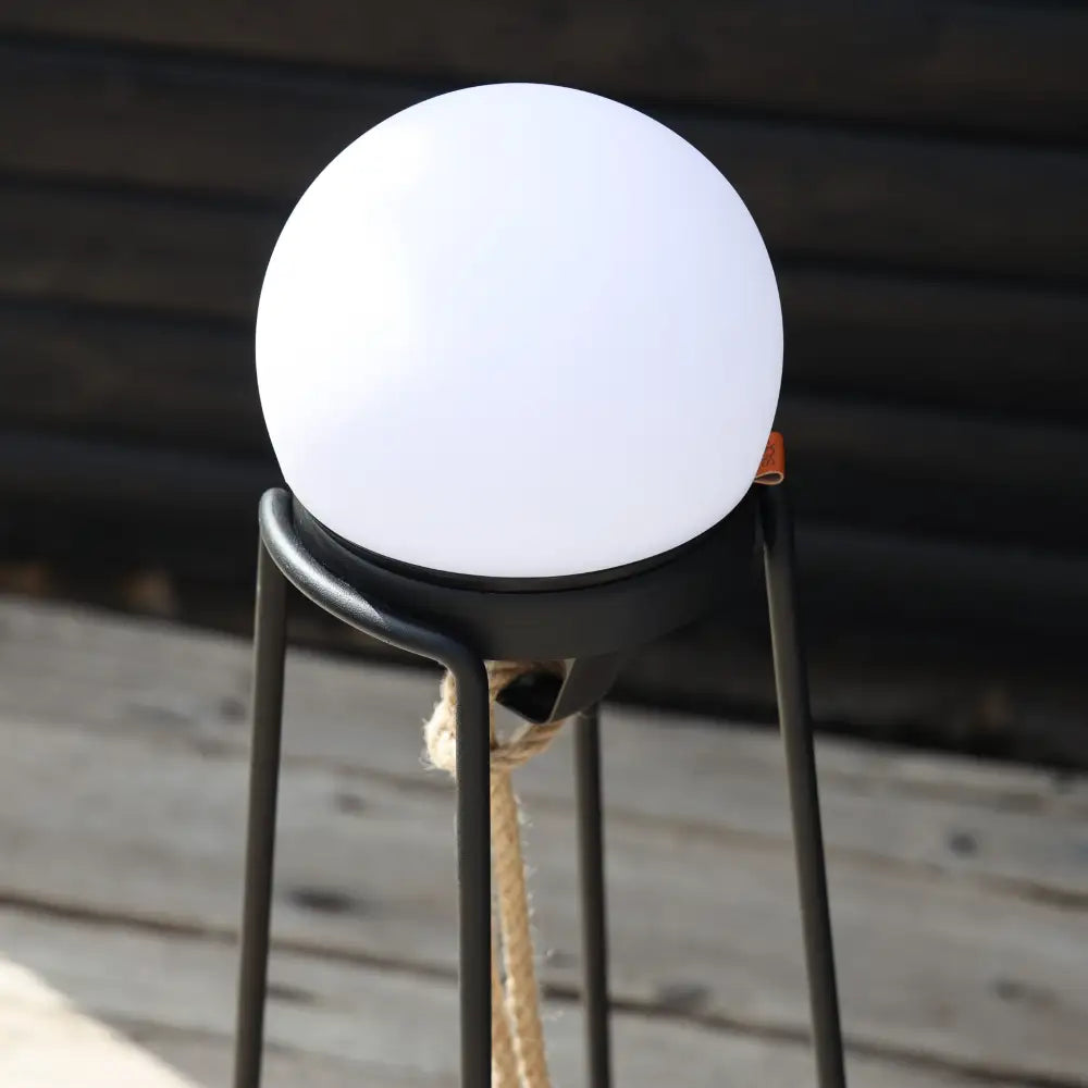 SACKit Light 150 ulkovalaisin SACKit Patio -jalustalla pihalla – tyylikäs liikelahjasetti