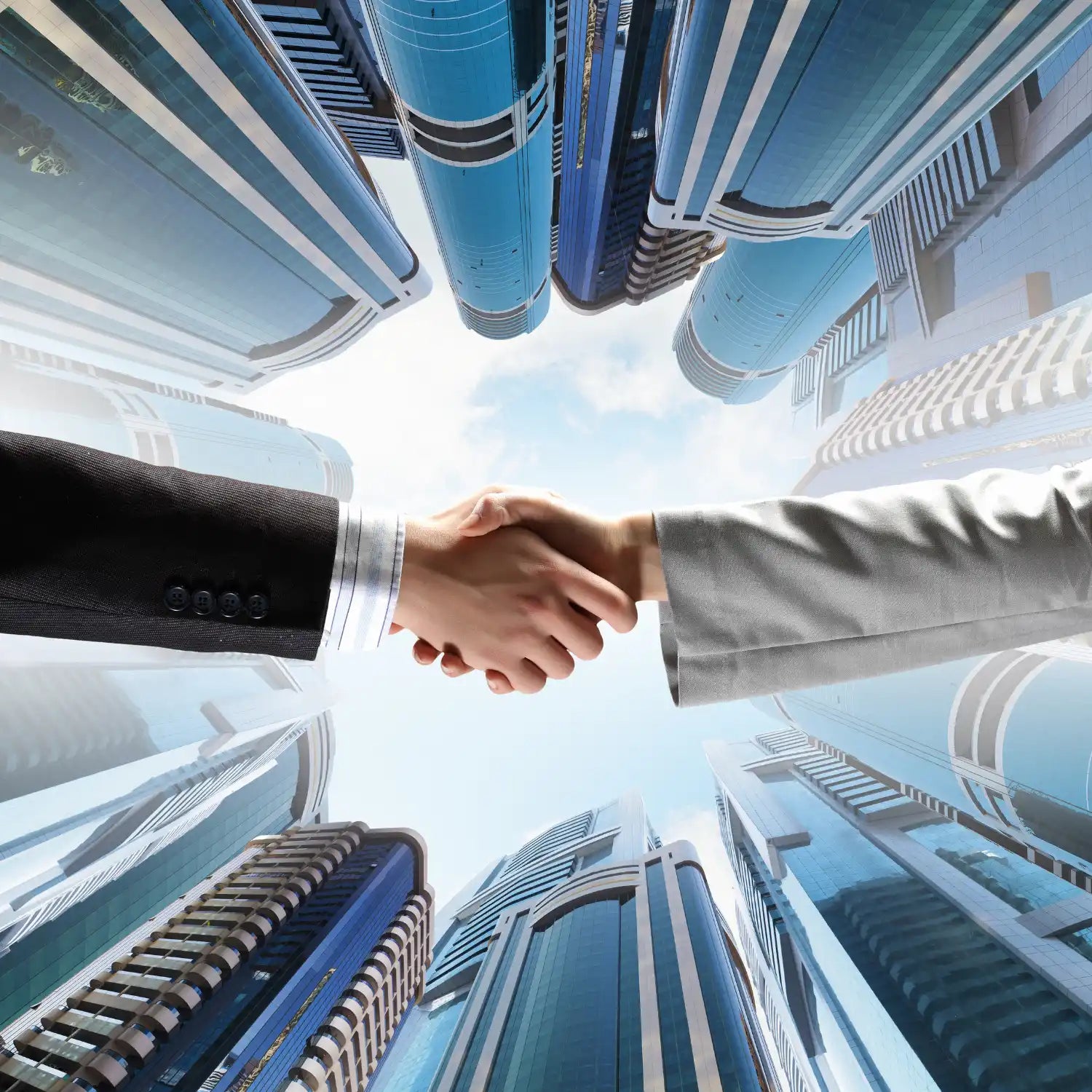 LiiketoimintakÀsi, joka on valokuvattu alhaalta pilvenpiirtÀjien taustalla.