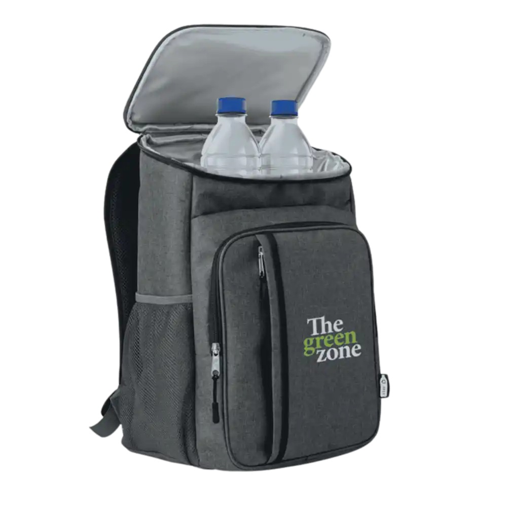 Avattu MONTECOOL-kylmÀlaukku, jonka eristetyssÀ osassa on vesipulloja ja etuosassa tilaa logolle