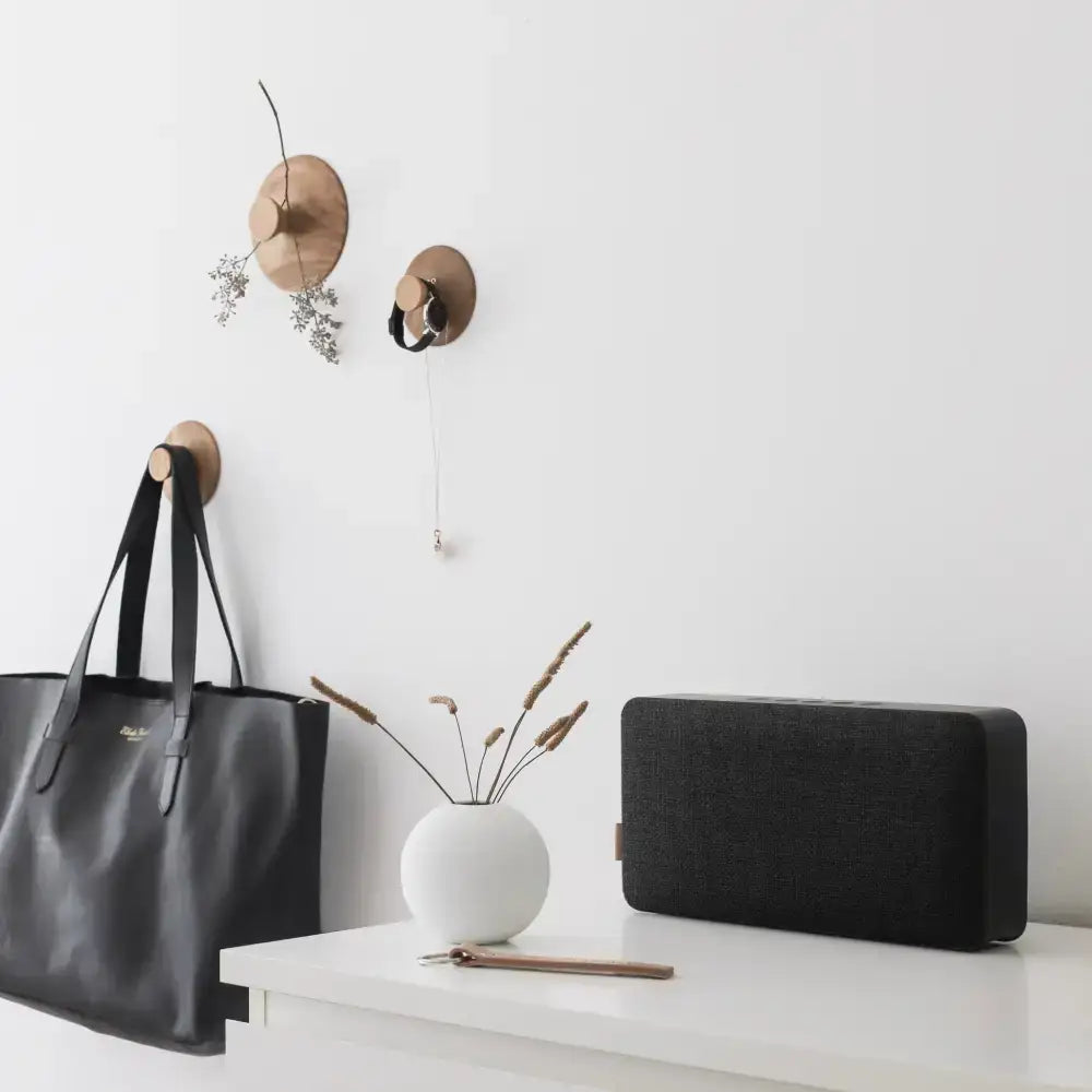 SACKit Move 150 design-kaiutin pöydällä luomassa tunnelmaa - premium-lahjaidea