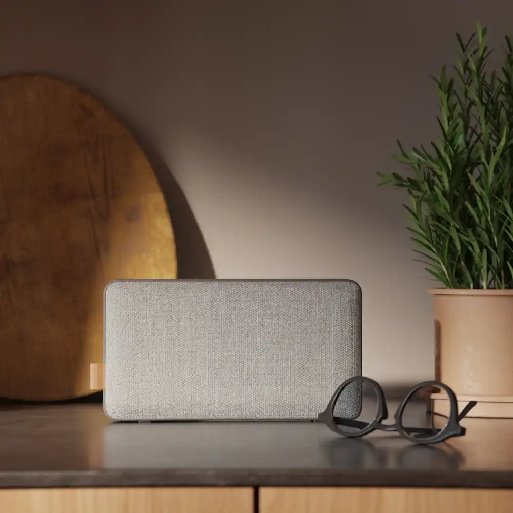 Kannettava SACKit Move 50 Care -kaiutin pöydällä – näyttävä ja vastuullinen kesä- tai joululahja