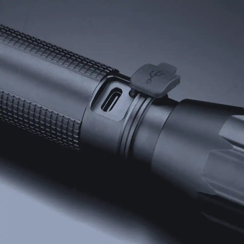 Lähikuva Colorissimo Optima Large -taskulampun avatusta latausportista