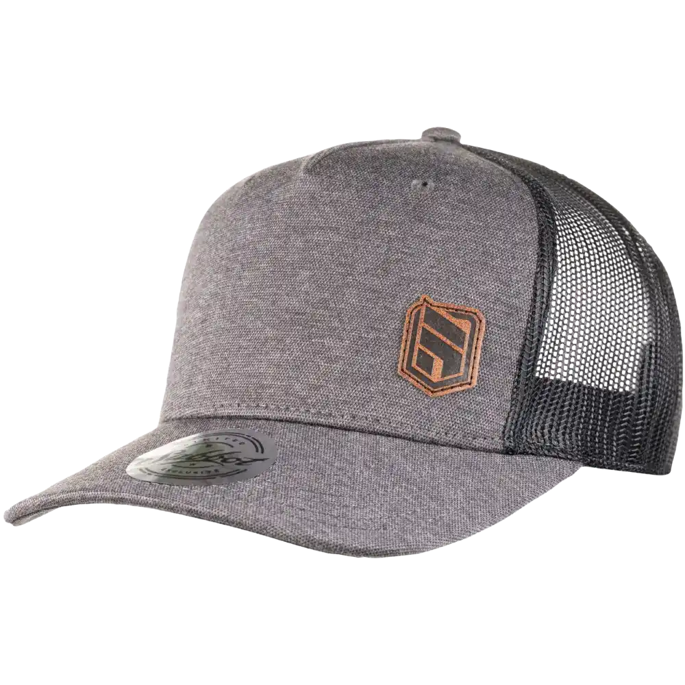 Nahkamerkki malli kuva lippis omalla logolla. Kuvassa Snap Curved lippalakki.