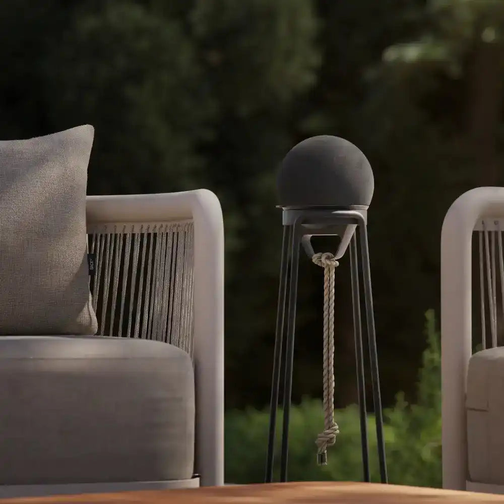 SACKit Play -kaiutin metallisella pöytäjalustalla ulkokalusteiden vieressä – tyylikäs kesälahja