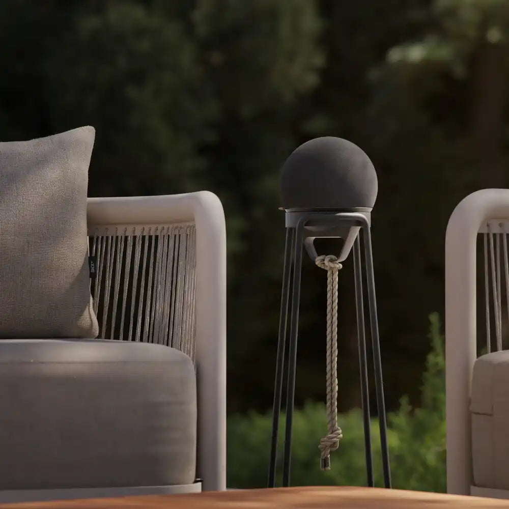 SACKit Play -kaiutin Patio-jalustalla patiolla – täydellinen liikelahjasetti