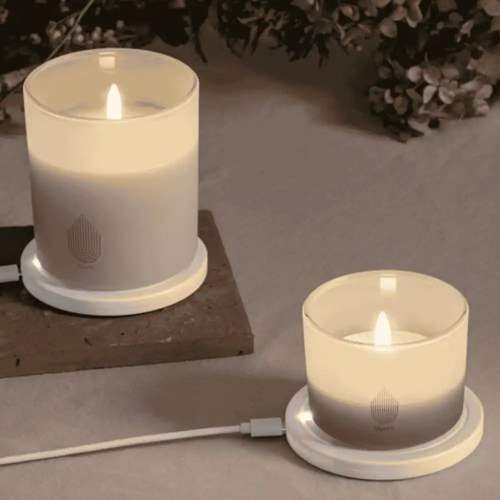 Kaksi pyöreää Uyuni-latausalustaa lataamassa LED-kynttilöitä pöydällä – kätevä lahjaidea