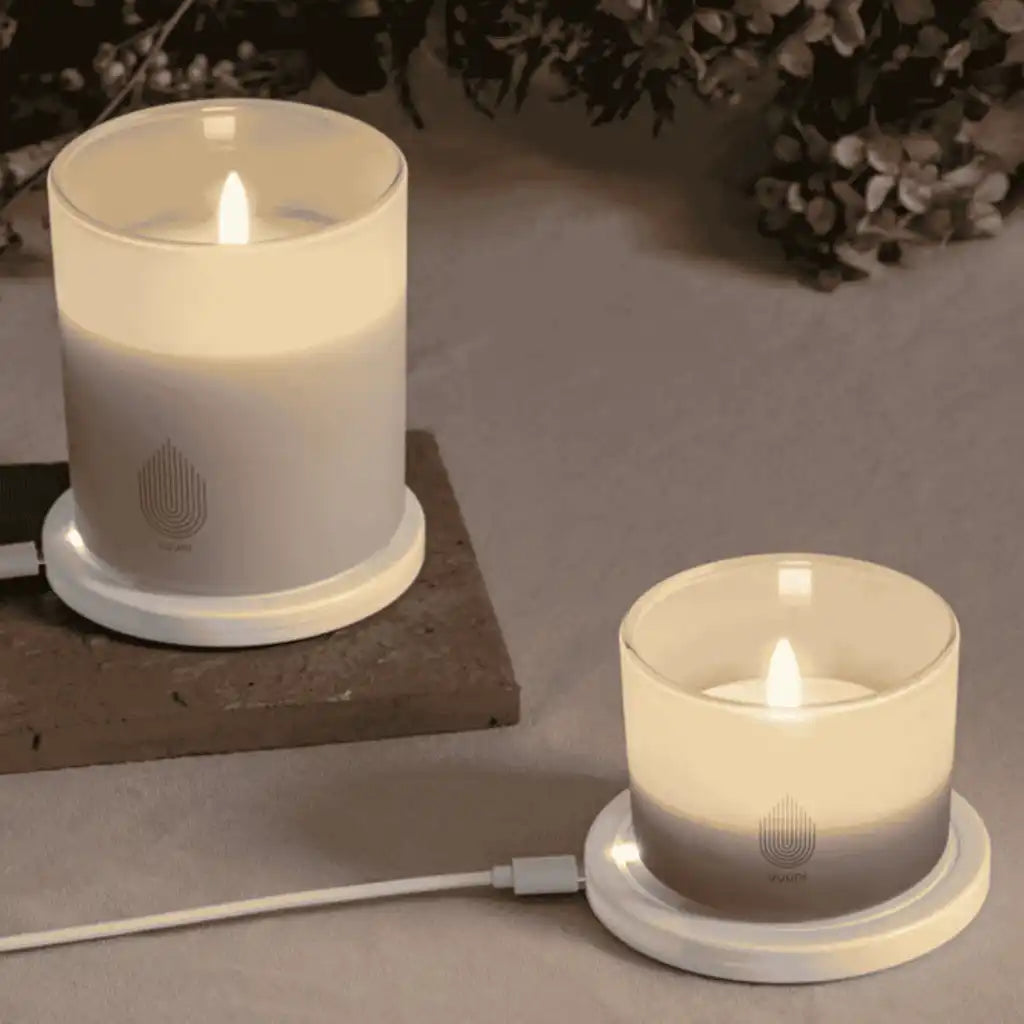 Kaksi pyöreää Uyuni-latausalustaa lataamassa LED-kynttilöitä pöydällä – kätevä lahjaidea