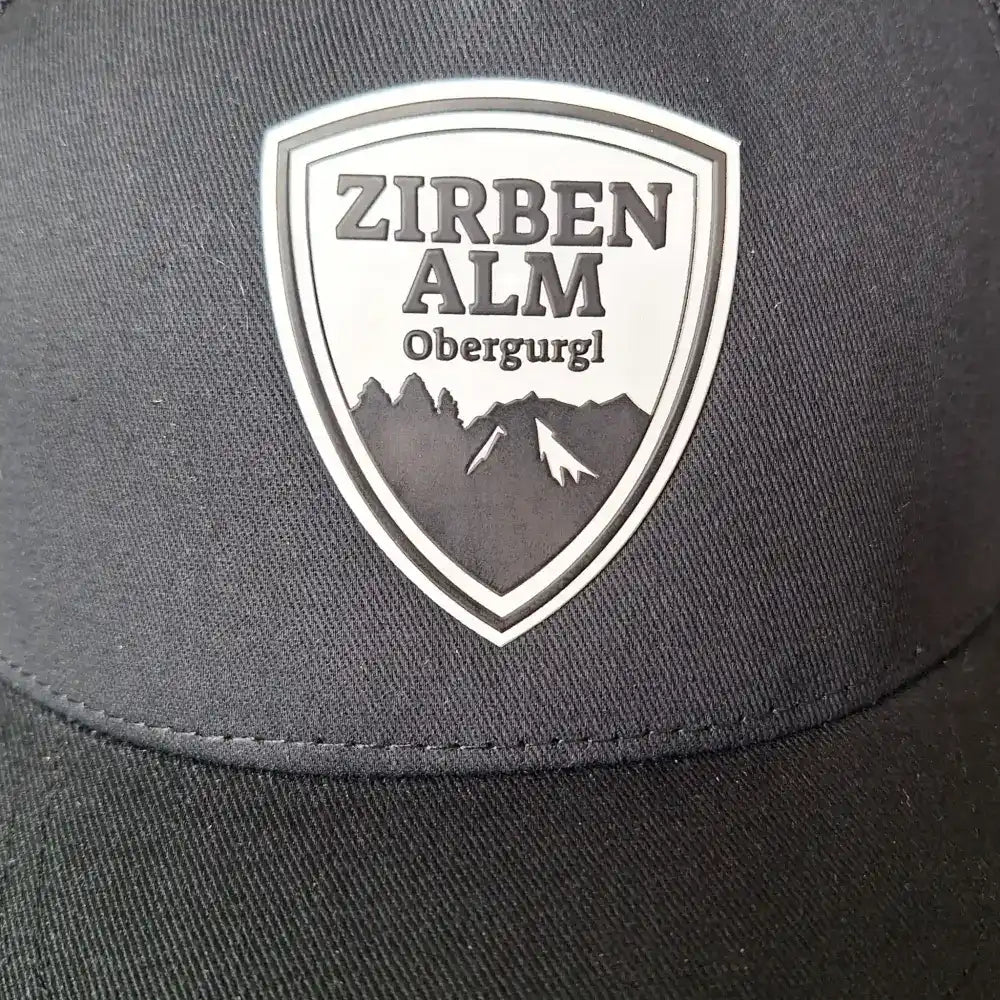 Esimerkki lÀhikuva kumimerkistÀ (rubber badge) lippalakissa