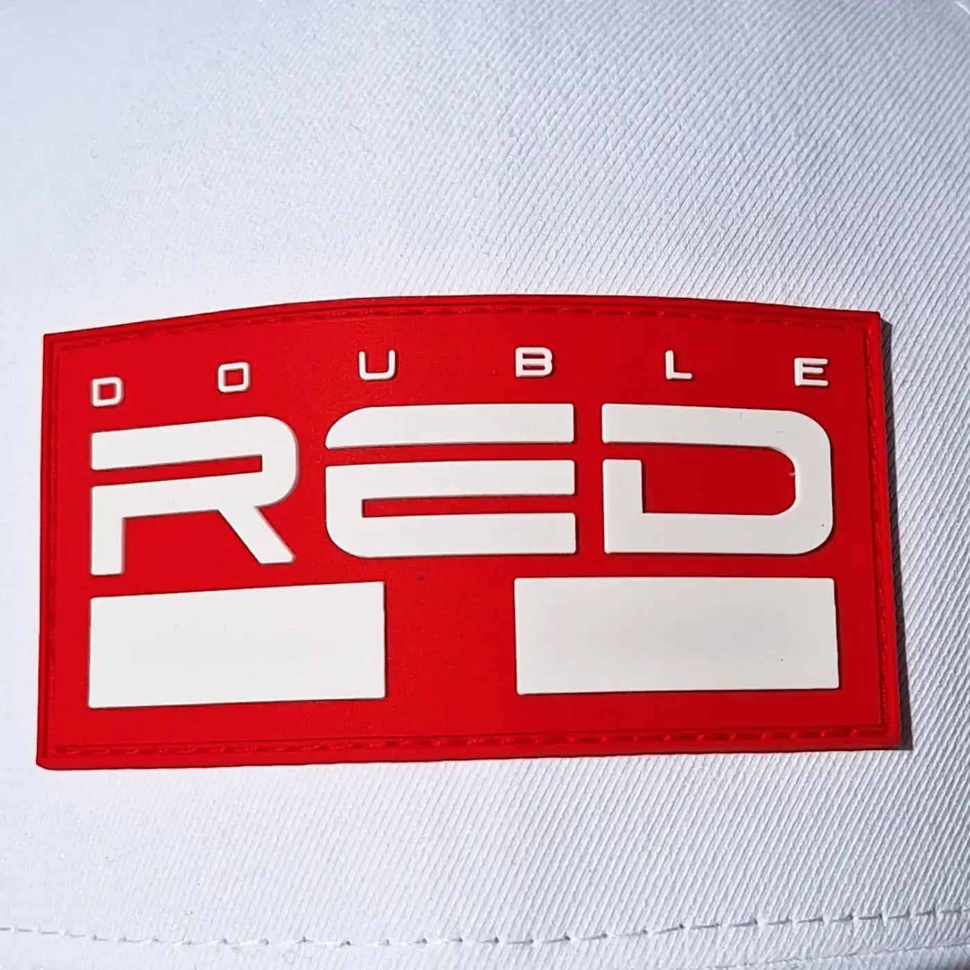 Kumimerkki (rubber badge) lippikseen – 3D-logo kolmella tasolla (lippis omalla logolla)