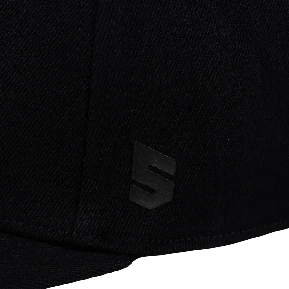 Sabbot Flex fitted suoralippainen lähikuva tuote merkistä sivulla.