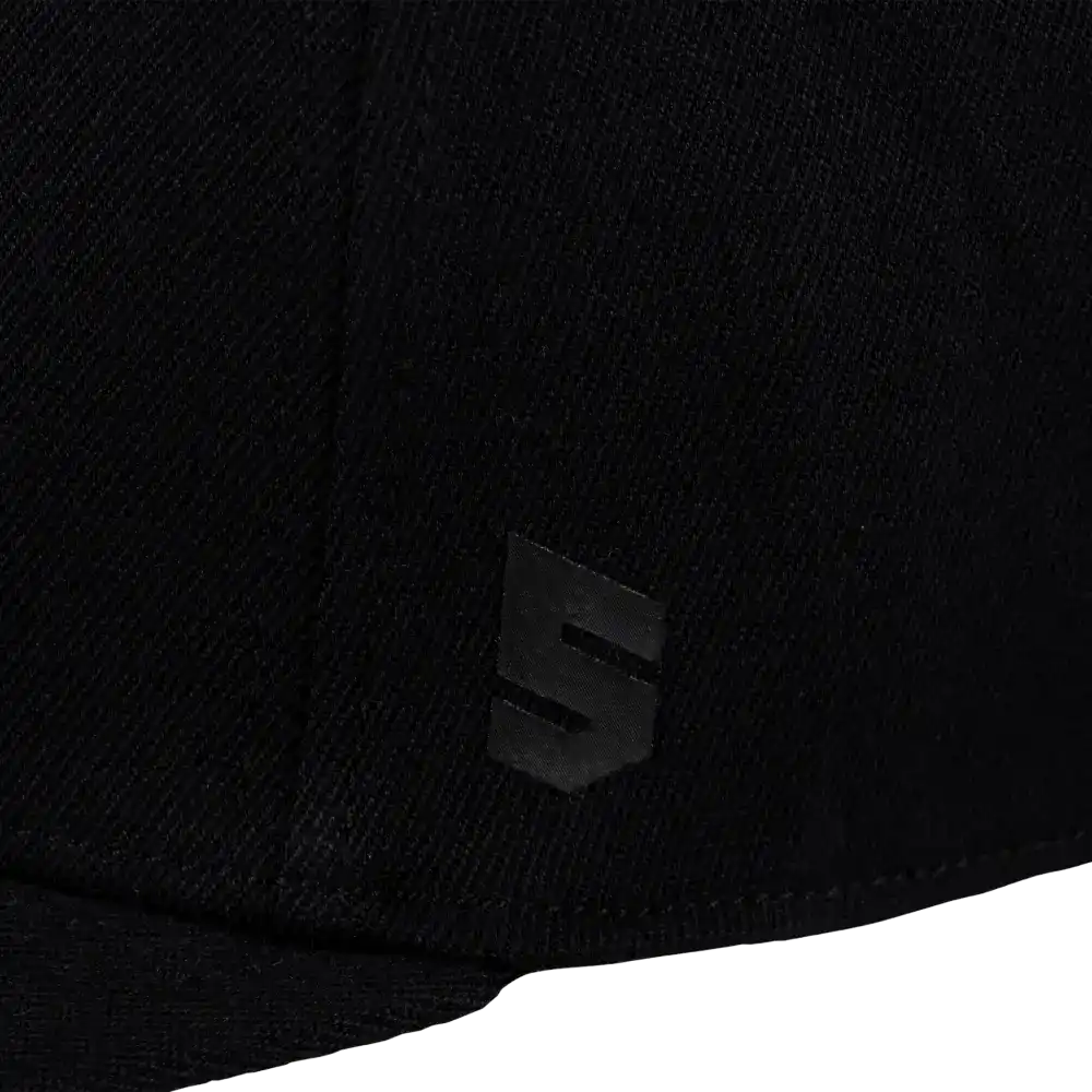 Sabbot Flex fitted suoralippainen lähikuva tuote merkistä lippiksen sivulla.