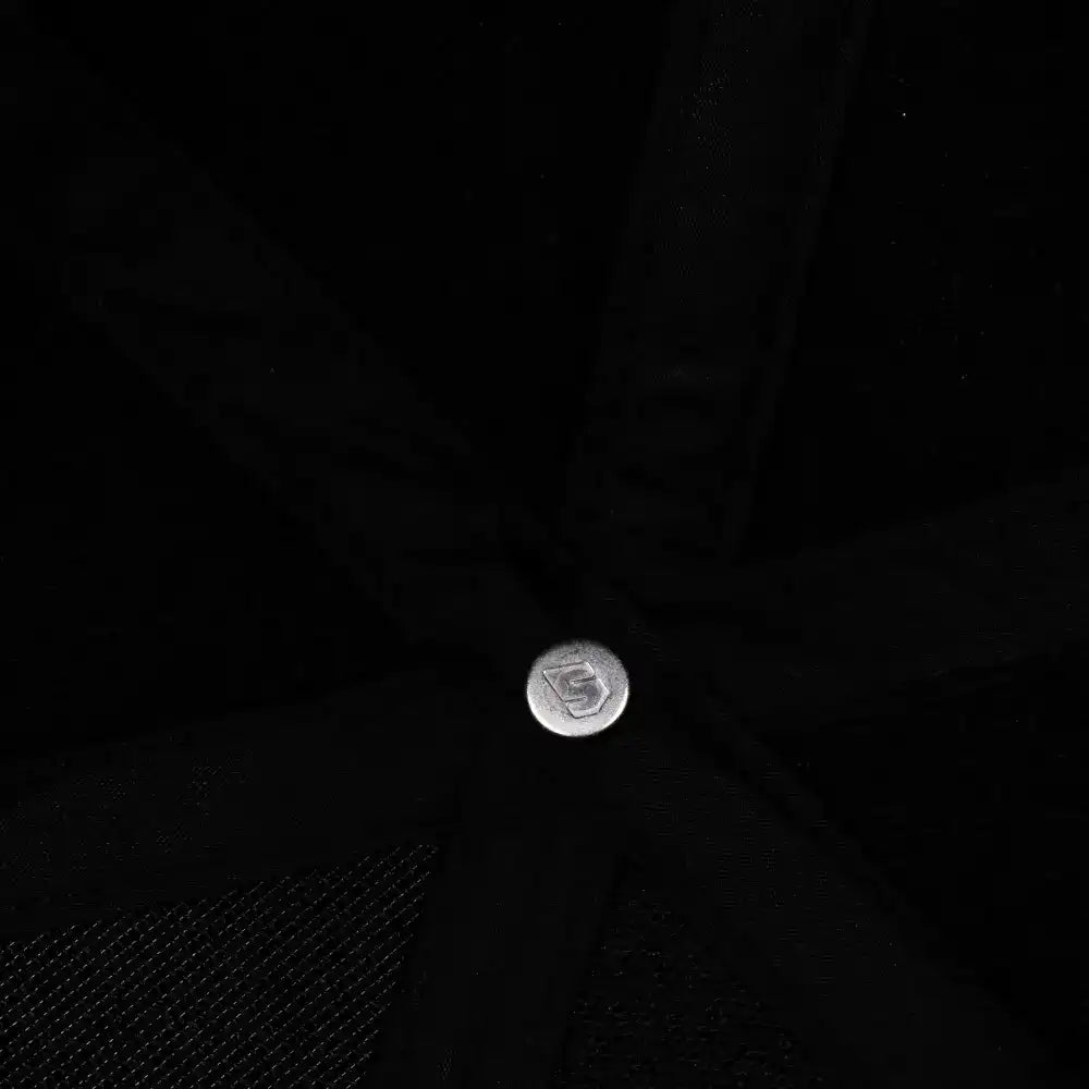 Sabbot Flex fitted suoralippainen lippis lähikuva sisältä keskeltä.