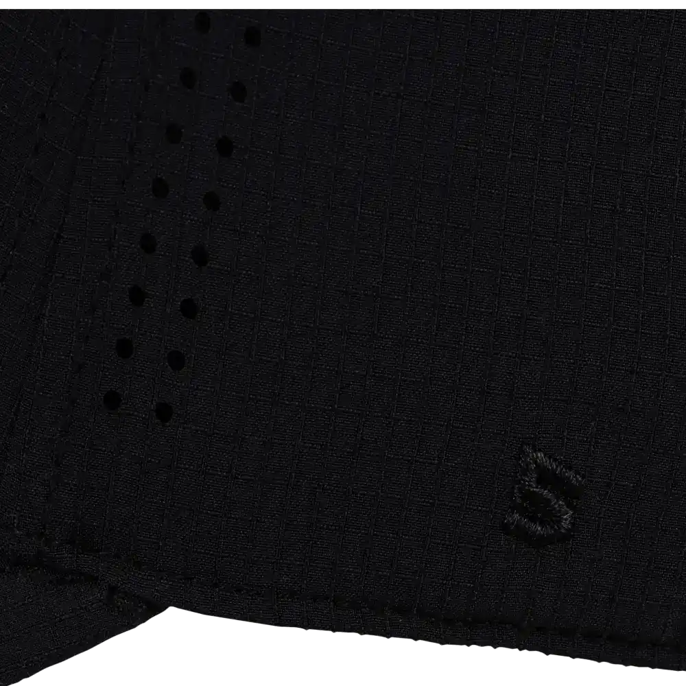 Sabbot Sport urheilulippis omalla logolla, vÀri Musta. LÀhikuva yksityiskohdista.