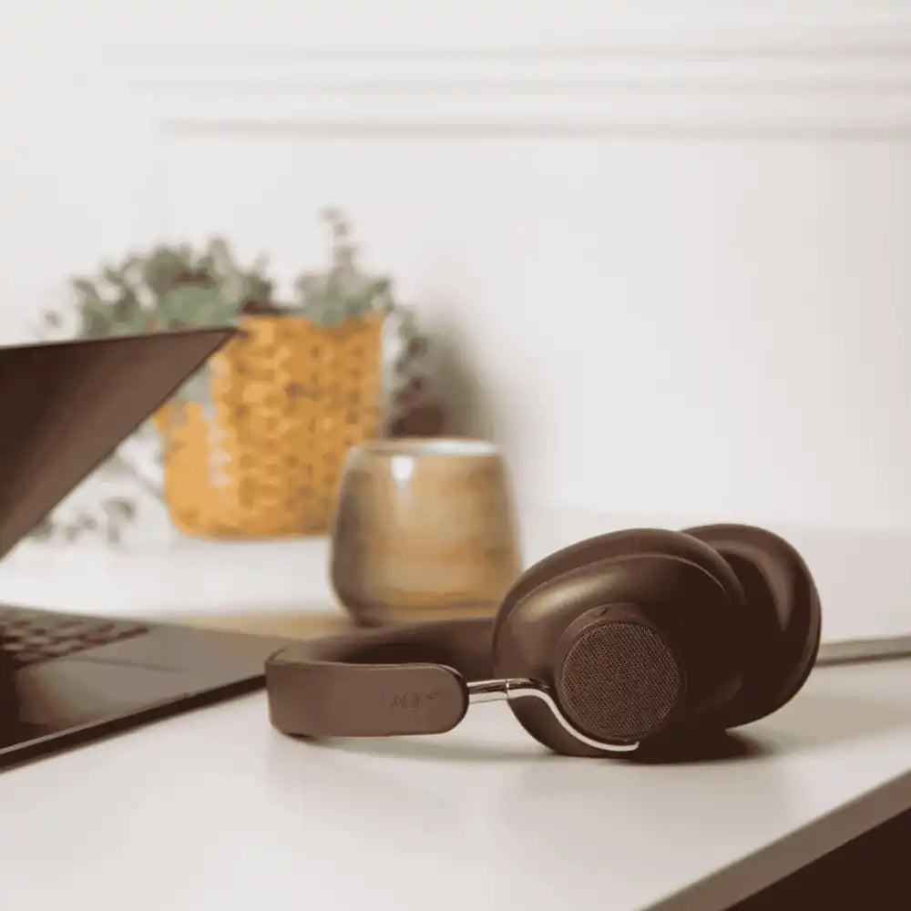 Premium SACKit Touch 310 vastamelukuulokkeet pöydällä, laadukas liikelahja