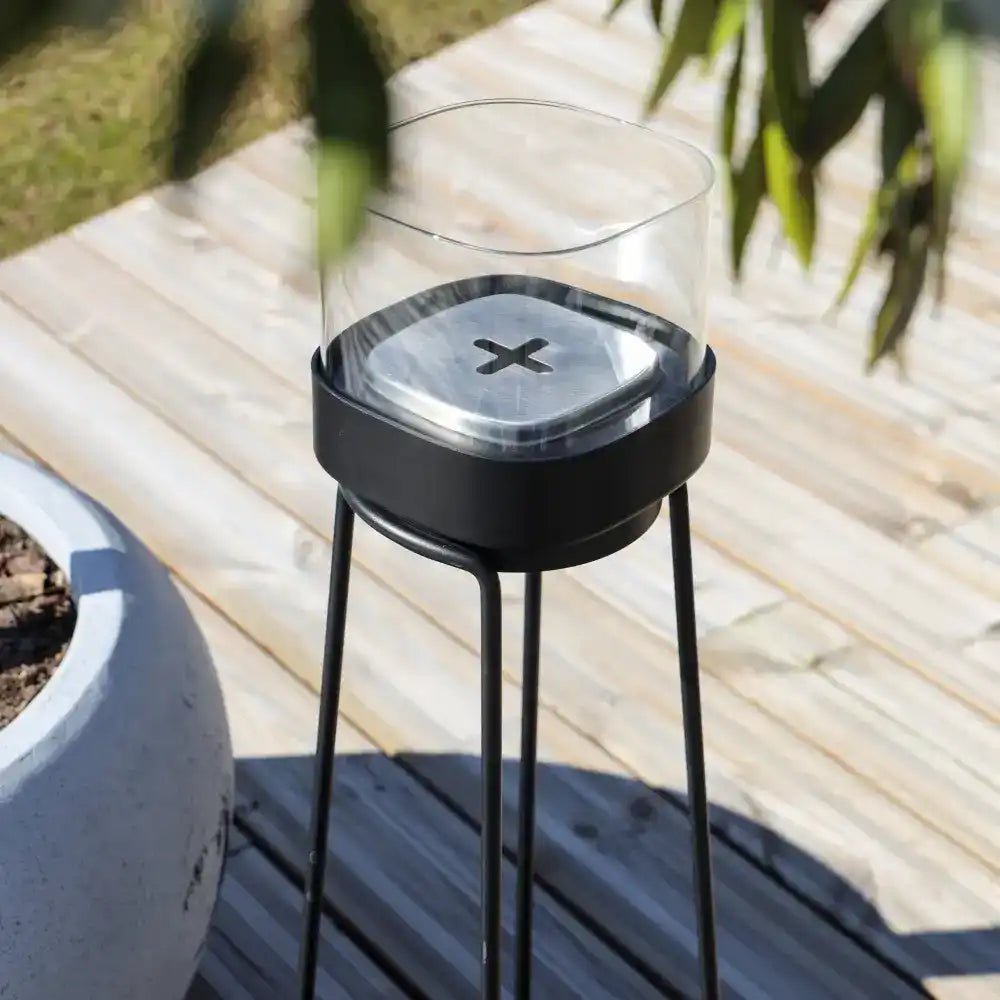 Tunnelmallinen SACKit Bio Lamp Ø14 Patio-jalustalla ulkona patiolla – näyttävä kesä- tai joululahja