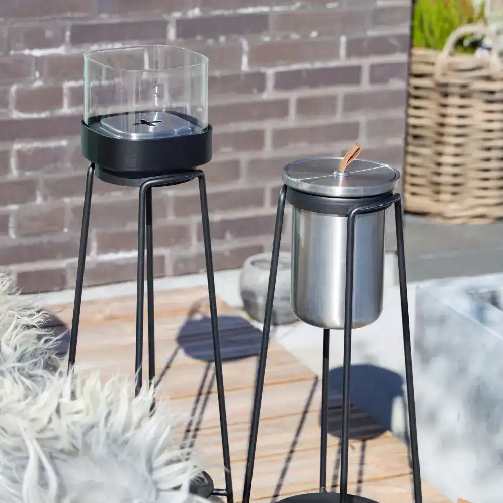 SACKit Bio Lamp ja Wine Cooler Patio-jalustoillaan luomassa tunnelmaa ulkopatiolla – premium-lahjasetti