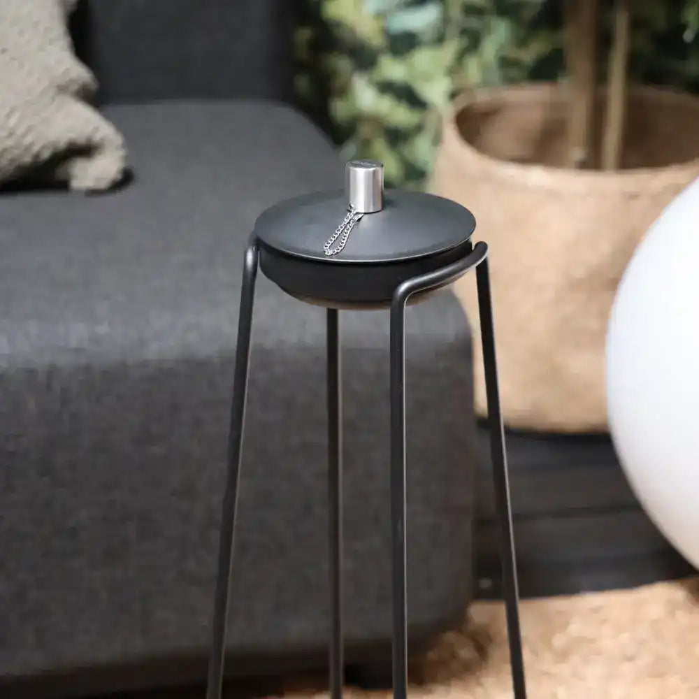 Tunnelmallinen SACKit Öljylamppu Patio-jalustalla ulkopatiolla