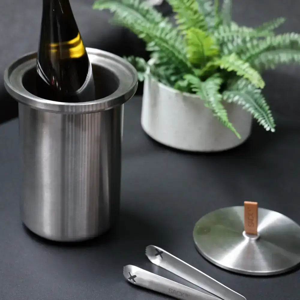 Viinipullo viilenemässä SACKit Wine Coolerissa sisätiloissa – arvostettu joululahja