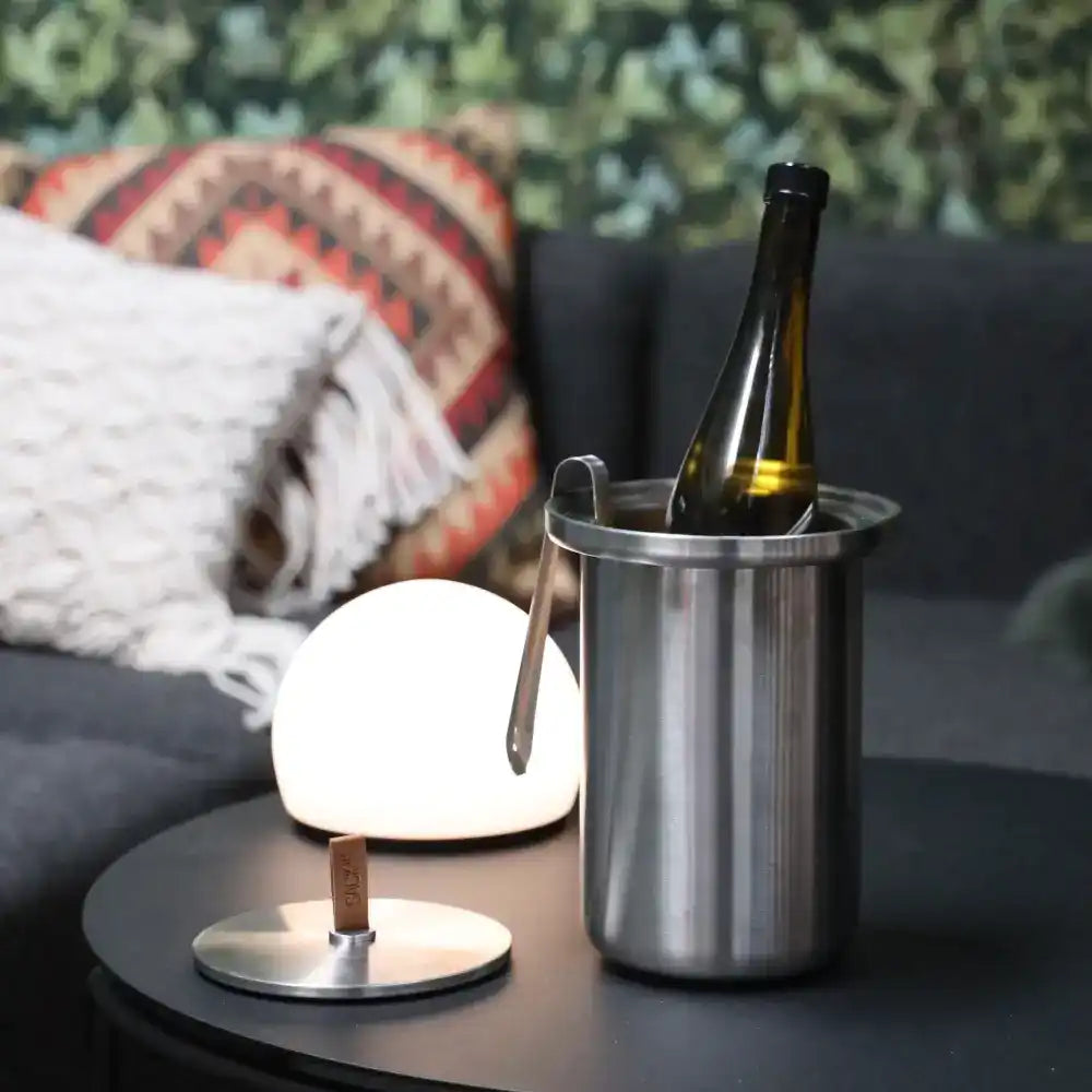 SACKit Wine Cooler ja viinipullo ulkona terassilla – täydellinen kesälahja yritykseltä