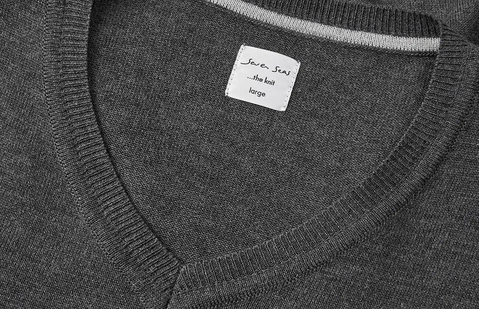 SEVEN SEAS The Knit S670 miesten V-pääntieinen merinovillasekoiteneule, tummanharmaa meleerattu, V-pääntien ja neuloksen yksityiskohta