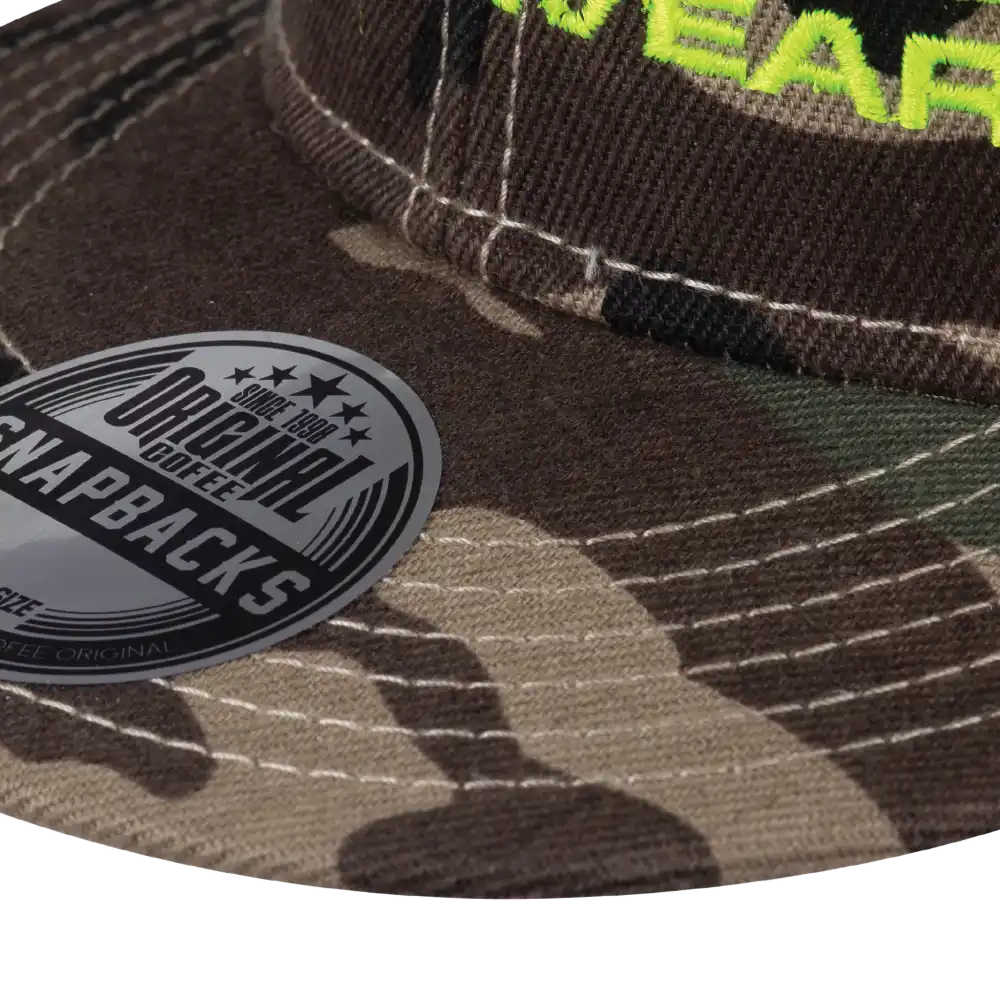 Lähikuva lipasta SNAP SOLID snapback väri Bottle camo.