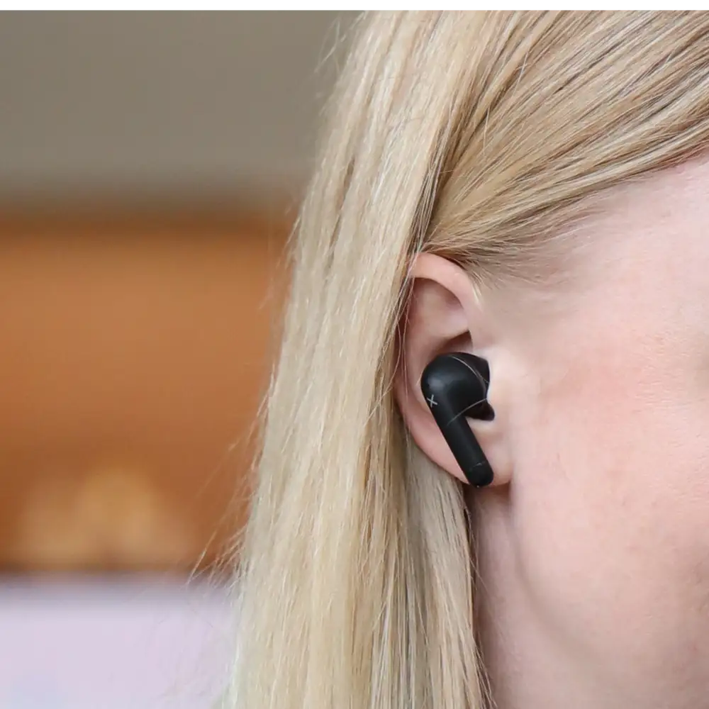 Lähikuva SACKit Active 200 sporttikuulokkeista mukavasti ja tukevasti korvassa