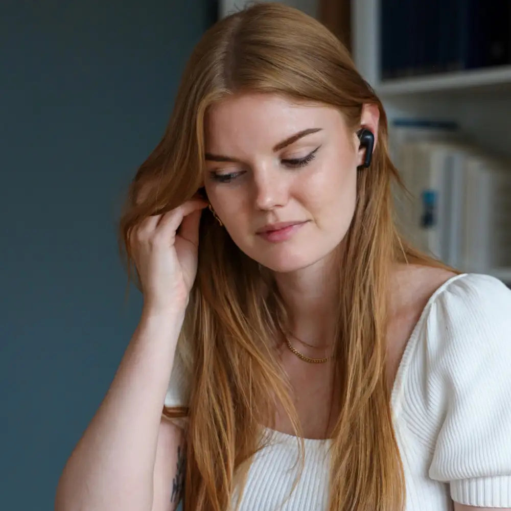 Henkilö puhuu puhelimeen SACKit Active 200 -kuulokkeilla – loistava lahja työkäyttöön