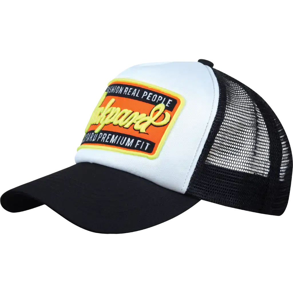 Esimerkki lippalakista omalla logolla kangasmerkillä. Kuvassa Trucker lippis