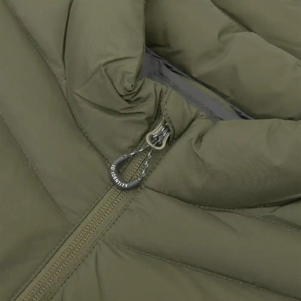 Oliivi Padded Jacket Stretch miehille omalla logolla – lähikuva kauluksesta ja YKK-vetoketjusta (ID® 0896)